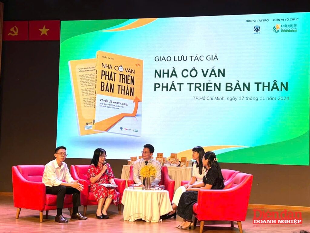 Các tác giả giao lưu cùng độc giả sách