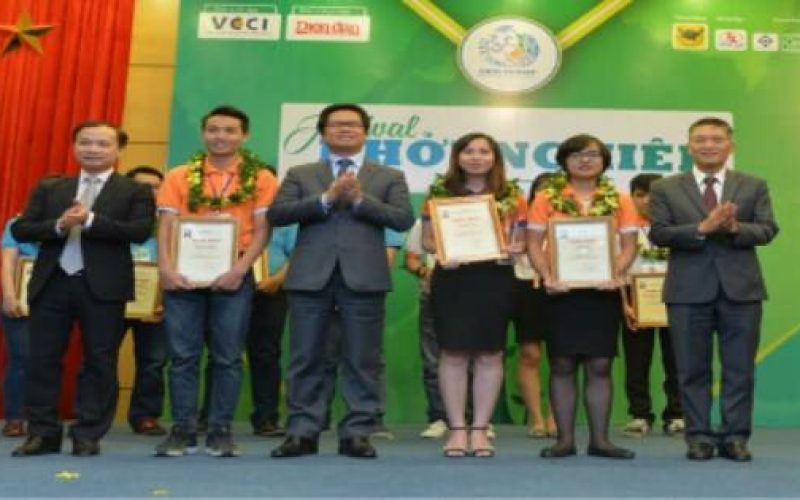 Ông Vũ Tiến Lộc, Chủ tịch VCCI trao giải cho những sinh viên đoạt giải cao trong cuộc thi khởi nghiệp năm 2017