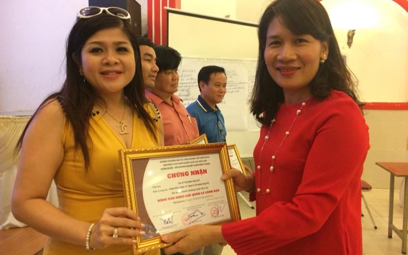 Ths Võ Thị Phương Lan, Chủ tịch Hội đồng Khởi nghiệp Quốc gia phia Nam trao giấy chứng nhận cho học viên