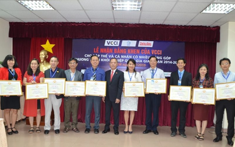 Và 12 cá nhân xuất sắc là thành viên của Hội đồng cũng vinh dự được nhận Bằng Khen của Chủ tịch Phòng Thương mại và Công nghiệp Việt Nam